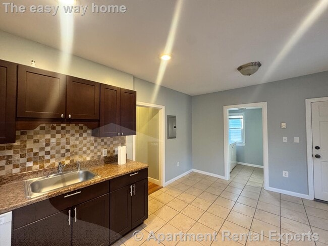 Building Photo - 115 Elm St