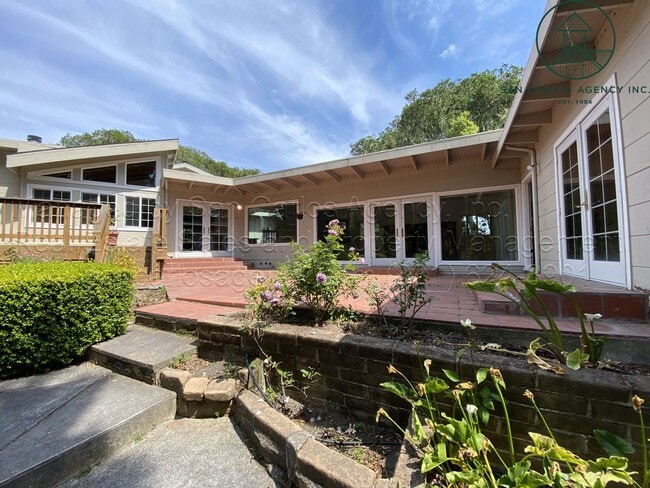 Foto del edificio - Spacious Three Bedroom Home in Carmel Hills on Gorgeous Lot