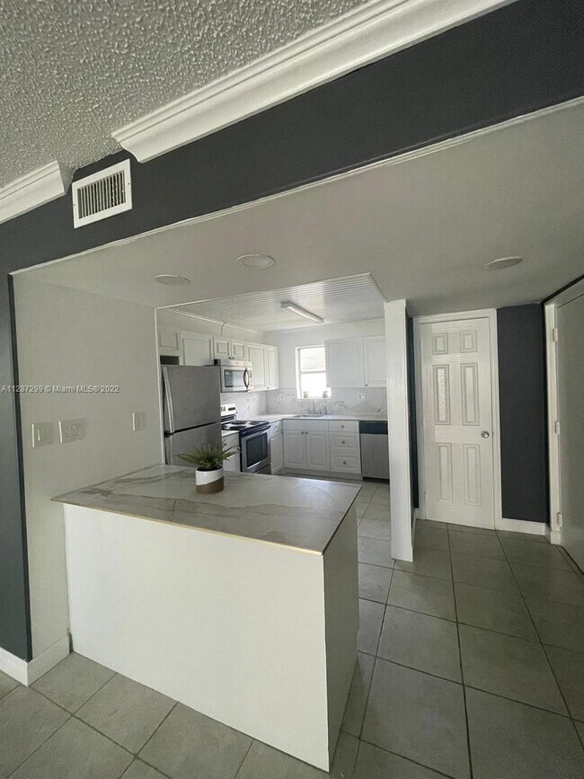 Foto del edificio - 600 NE 25th St