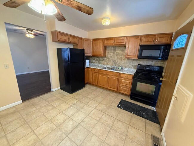 Foto del edificio - Well-maintained 3-bedroom, 1-bath home in Cleveland