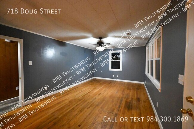 Foto del edificio - 718 Doug St