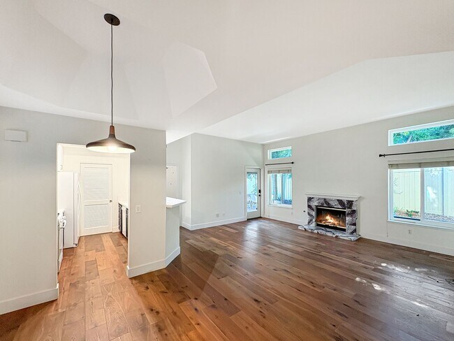 Foto del edificio - Beautiful Updated 2 Bed 2.5 Bath Condo in ...