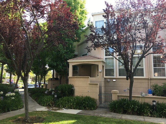 Building Photo - 350 Montecito Way