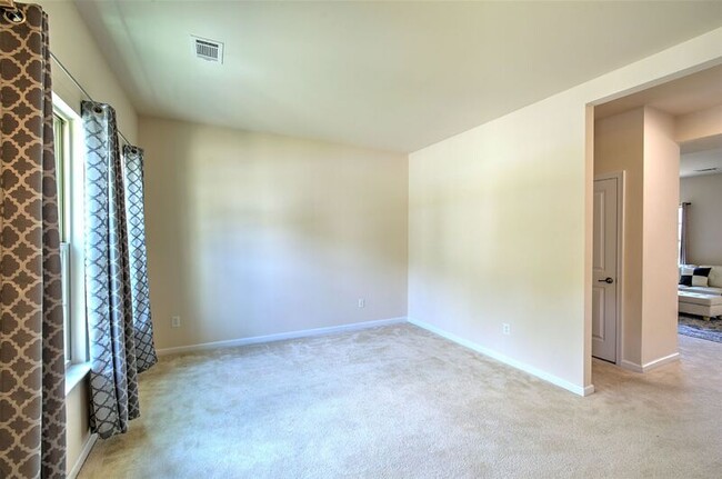 Building Photo - 242 Creekside Way