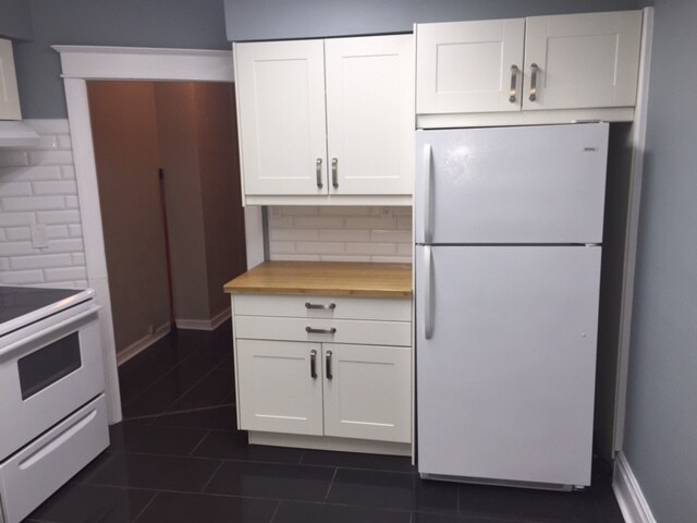 Photo du bâtiment - Main Floor Unit With Lots of Space and Charm