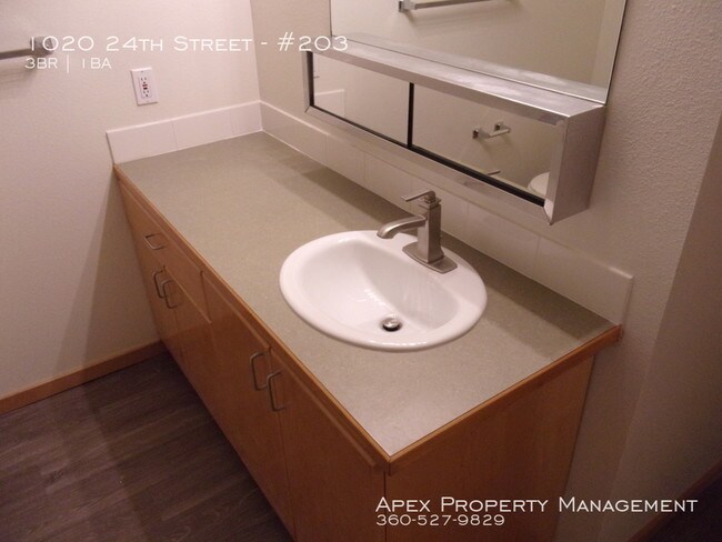 Foto del edificio - NEAR WWU - Rhododendron Apartments