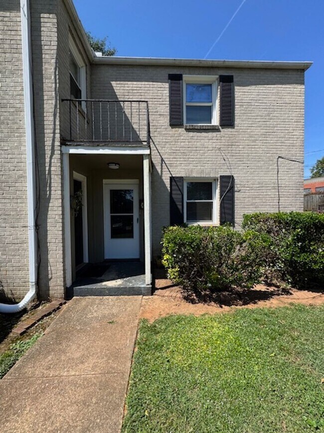 Foto del edificio - Downtown living at its best!  Recently Remodeled - 2 Story End Unit with 2 BD & 1 Full BA, All Ne...