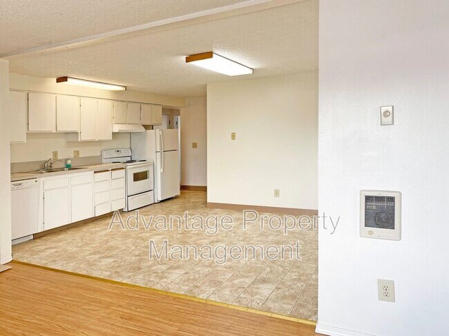 Building Photo - 975 NW Garfield Ave