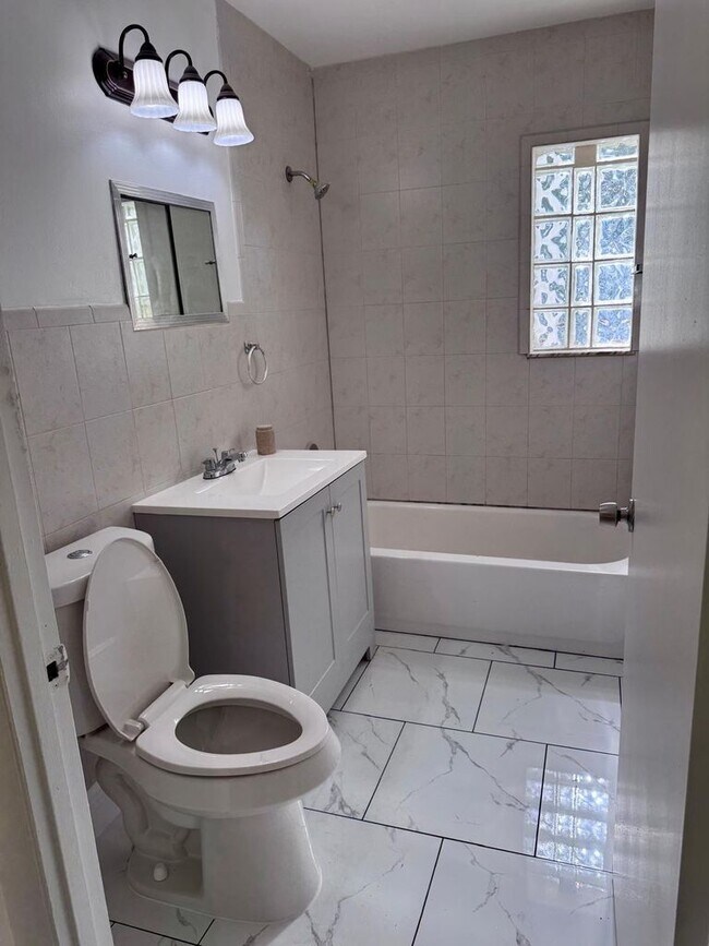 Foto del edificio - 1220 W 1st St