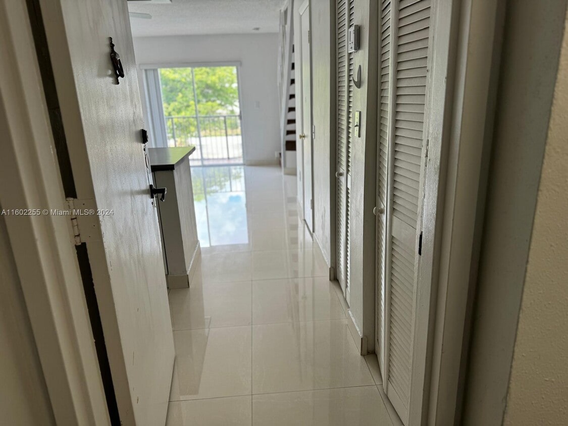 Foto principal - 5731 NW 37th St