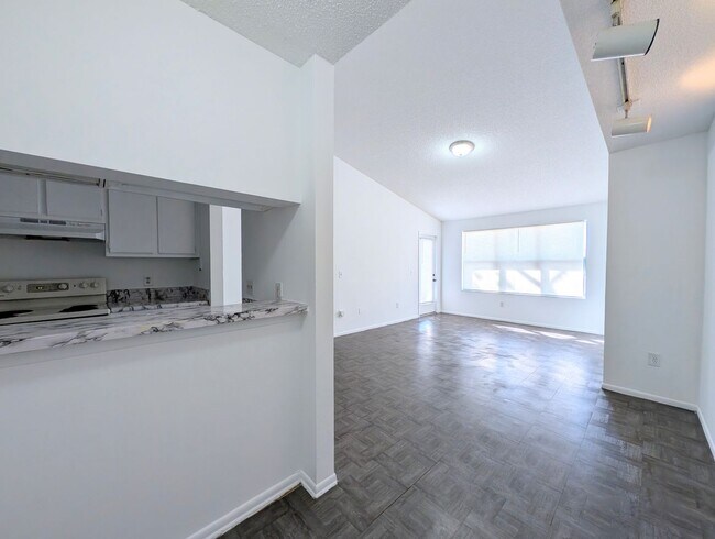 Building Photo - Charming 1 Bedroom / 1 Bathroom Condo – Pompano Beach