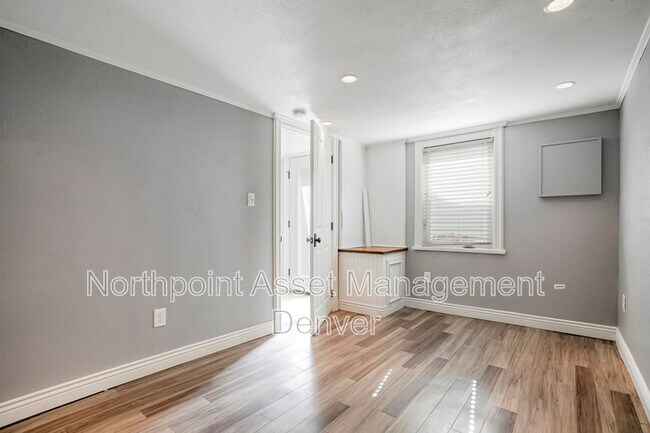 Building Photo - 353 Fox St