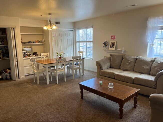 Huge Living area - 642 N 200 E