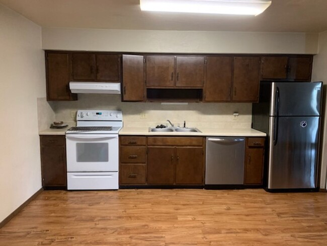 Building Photo - 2 Bedroom, Den, 1 Bath Apartment