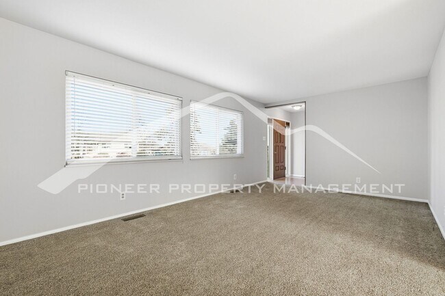 Foto del edificio - Spacious Home with 2 Car Garage and Fenced in Backyard!