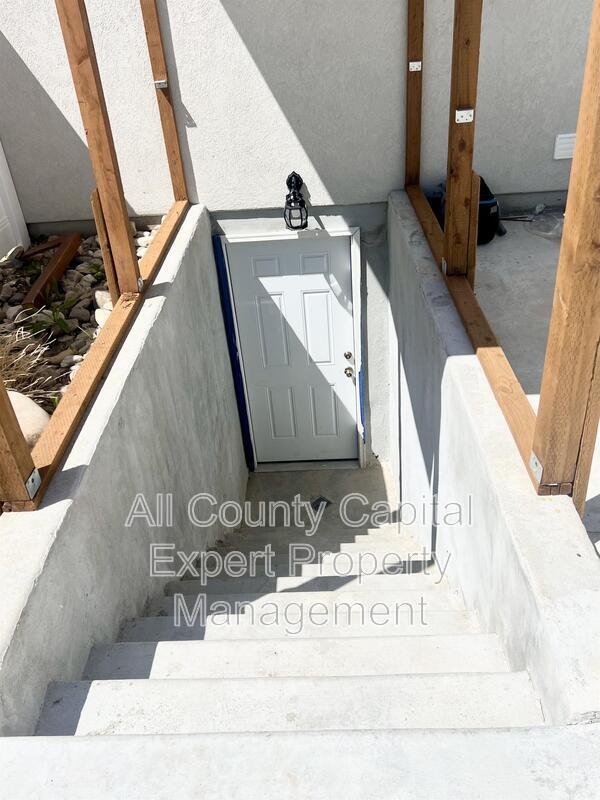 Building Photo - 711 W 660 S