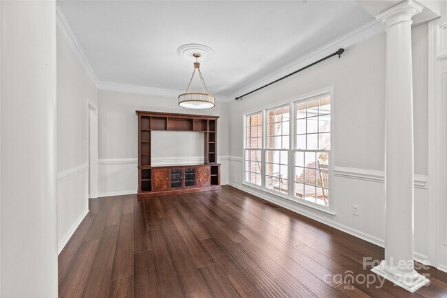 Building Photo - 255 Fernbrook Dr