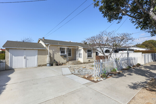Front - 917 E 28th St
