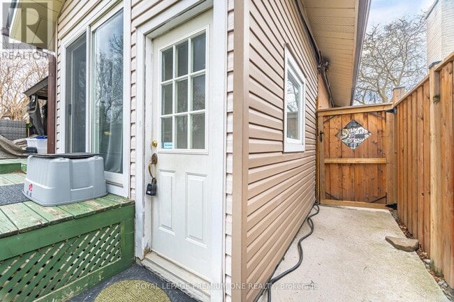 Building Photo - 7 Bonnechere Crescent