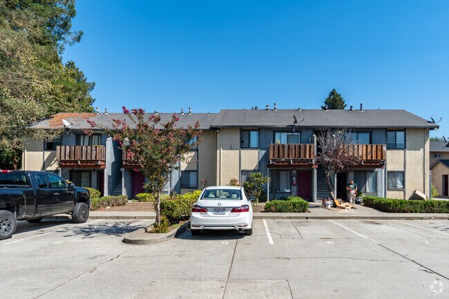 Building Photo - The Flint Court Apartments
