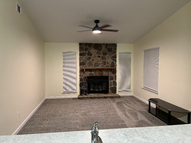 Building Photo - 266 Somerset Dr
