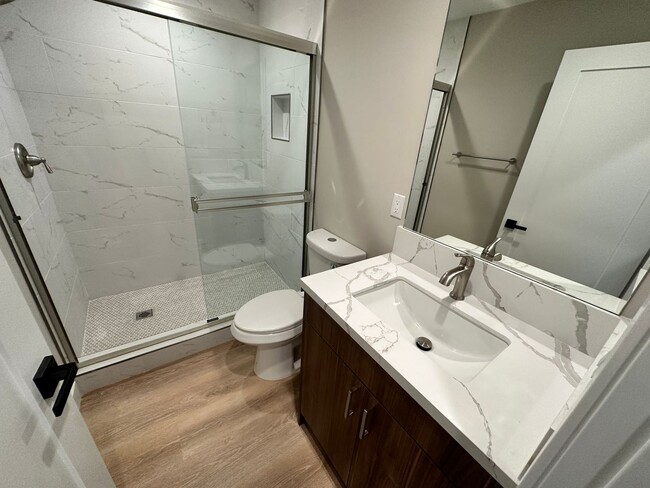 Building Photo - Large 6 bed 3 bath House on East Falls! Co...