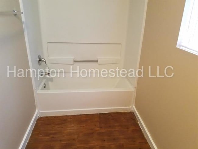 Building Photo - Clean Home Convenient to Interstate