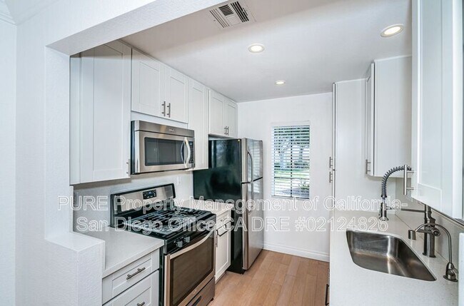 Building Photo - 10325 Azuaga St