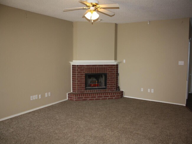 Building Photo - Beautiful House Located In University Pine...