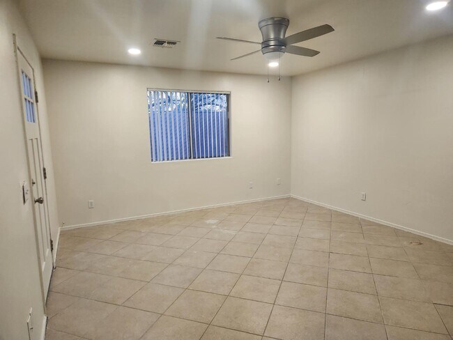 Foto del edificio - 3039 N Richey Blvd