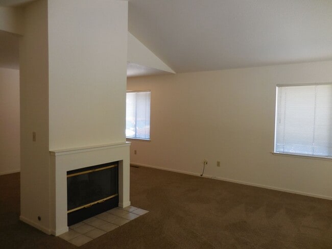 Foto del edificio - Spacious 2-Bedroom, 2-Bath Single-Story Du...