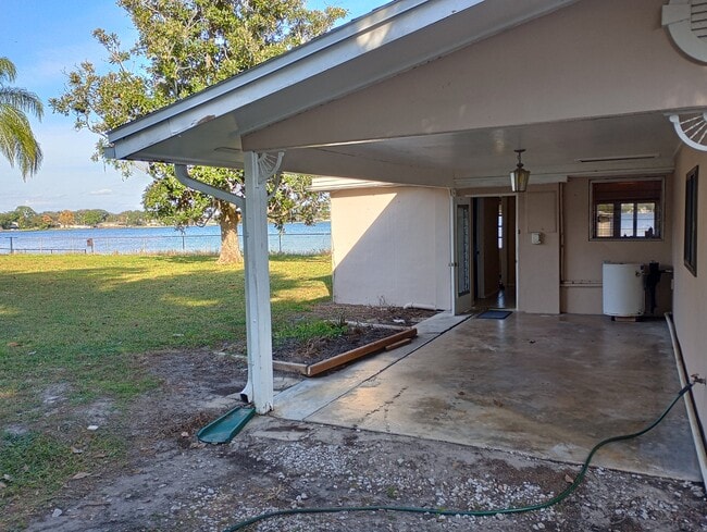 Foto del edificio - 7429 Lake Dr