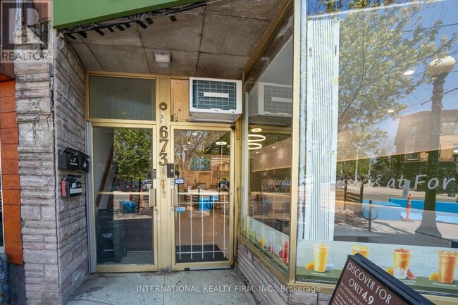 Building Photo - 673 College St
