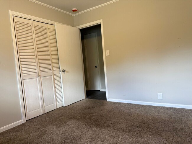 Foto del edificio - 1343 Oakdale Dr