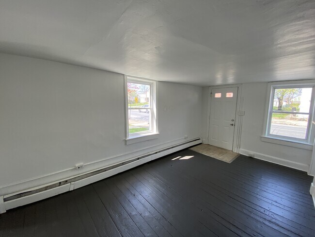 Building Photo - 572 S Main St