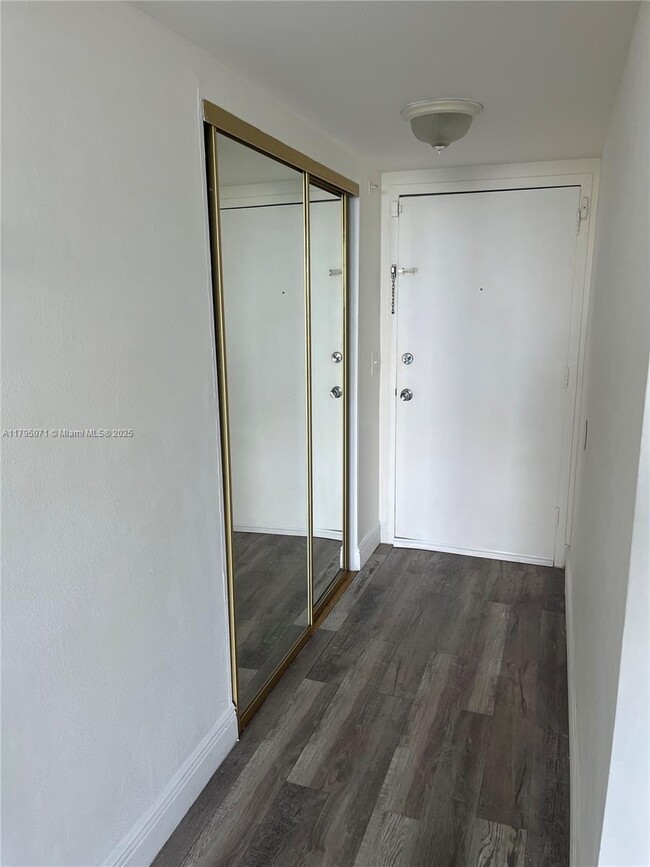 Foto del edificio - 2350 NE 135th St