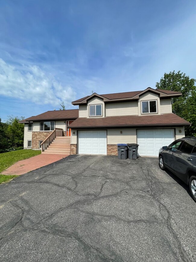 Building Photo - AVAILABLE NOW - 4 Bed, 3.5 Bath Home in He...