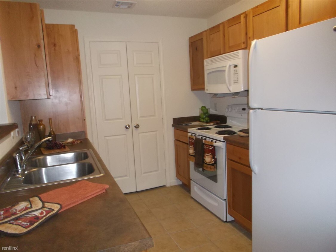 Primary Photo - 400 E 10th St