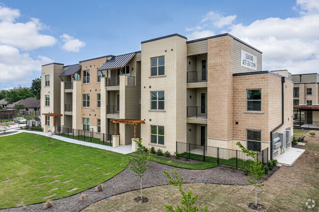 Apartamentos - Fort Worth Meadows Apartments