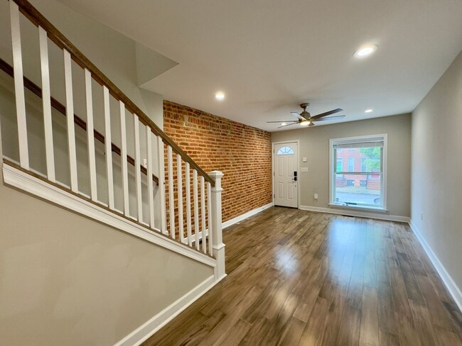 Building Photo - Modern 3-Bedroom Townhome with Fenced Back...