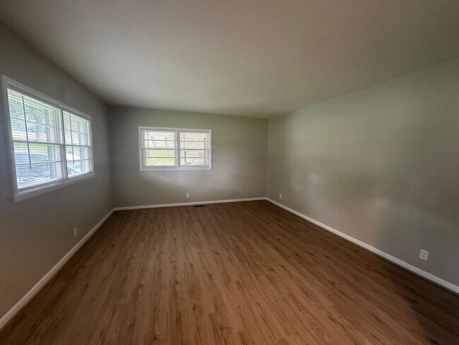 Building Photo - Charming Home in Saks