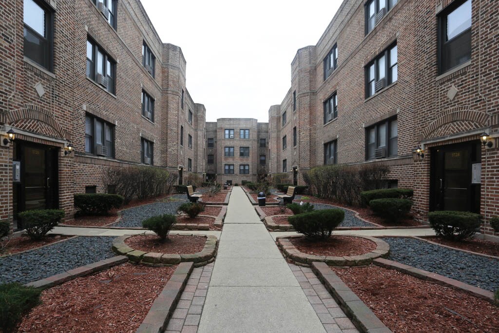 Primary Photo - 3722 N Pine Grove Ave