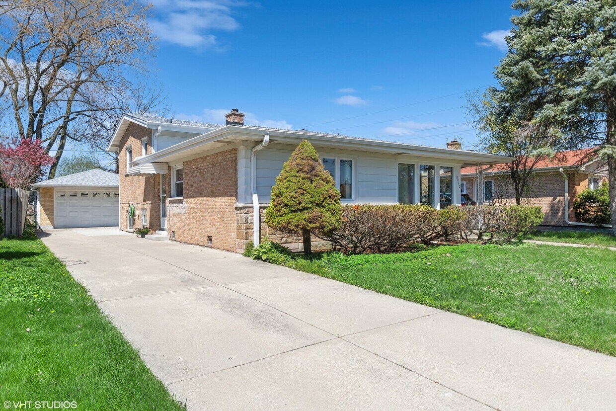 8952 Oak Park Ave, Morton Grove, IL 60053 House Rental in Morton