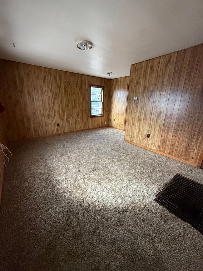 Building Photo - 1 Bedroom, 1 Bathroom House with Detached Garage