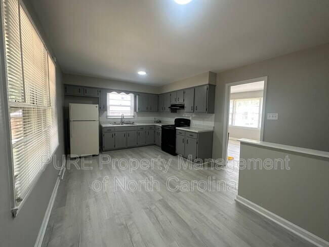 Foto del edificio - 3760 Whitfield Rd
