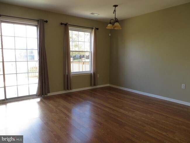 Building Photo - 6403 Rolling Hill Dr