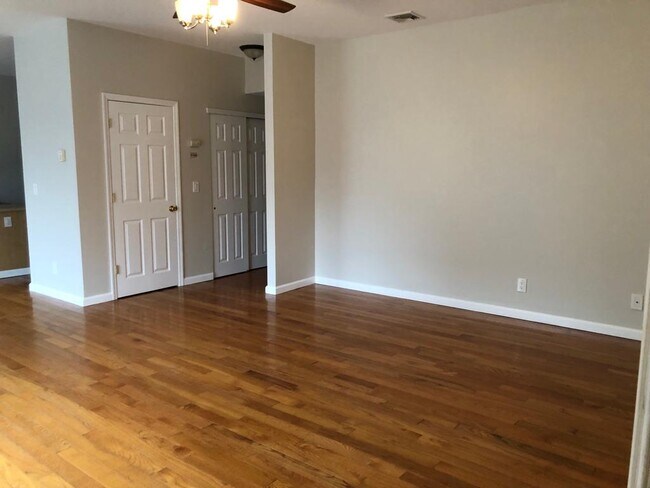 Foto del edificio - 5 Timberwolf Rd