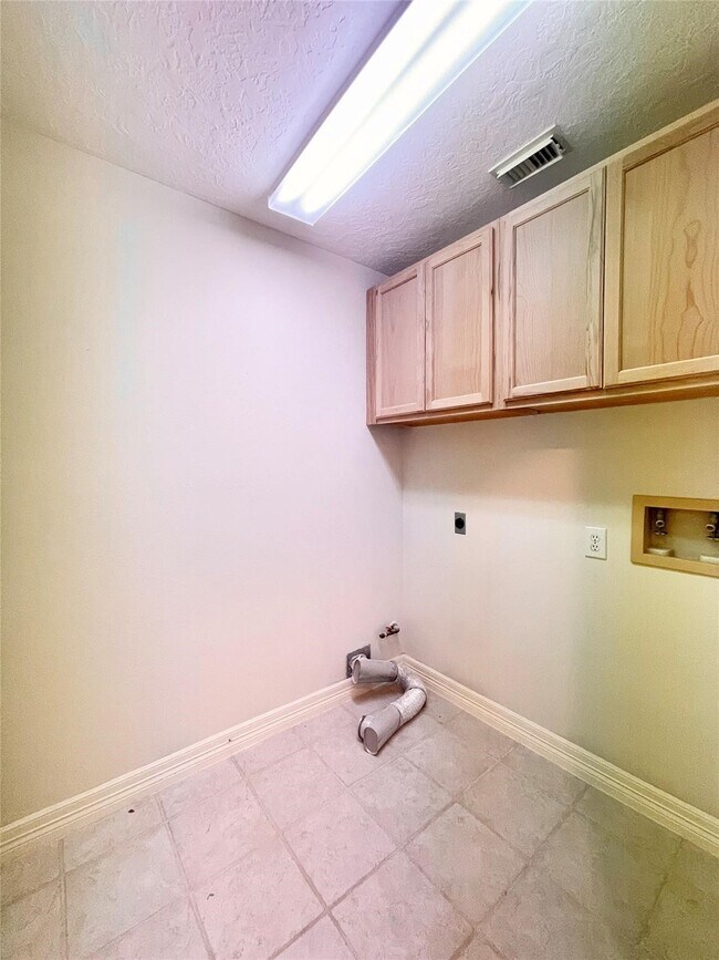 Building Photo - 8910 Driftstone Dr