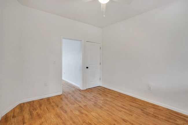 Building Photo - 2 bed 2 bath - great location, off street ...