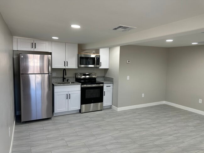 Brand new modern kitchen - 1331 W Speedway Blvd